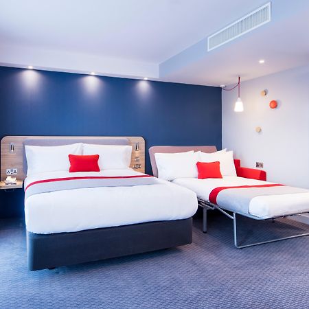 Holiday Inn Express - Manchester - Traffordcity By Ihg Urmston Exterior photo
