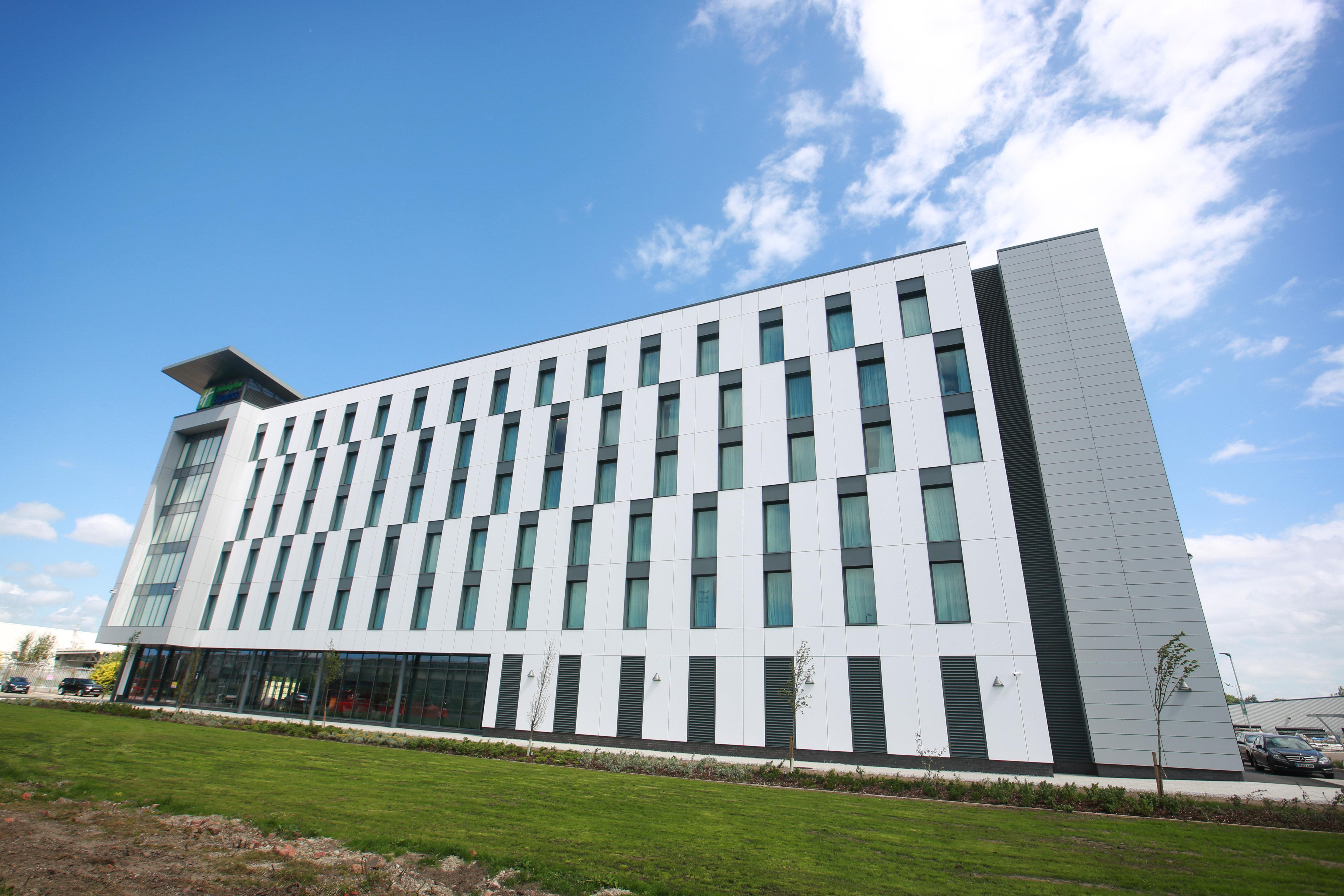 Holiday Inn Express - Manchester - Traffordcity By Ihg Urmston Exterior photo