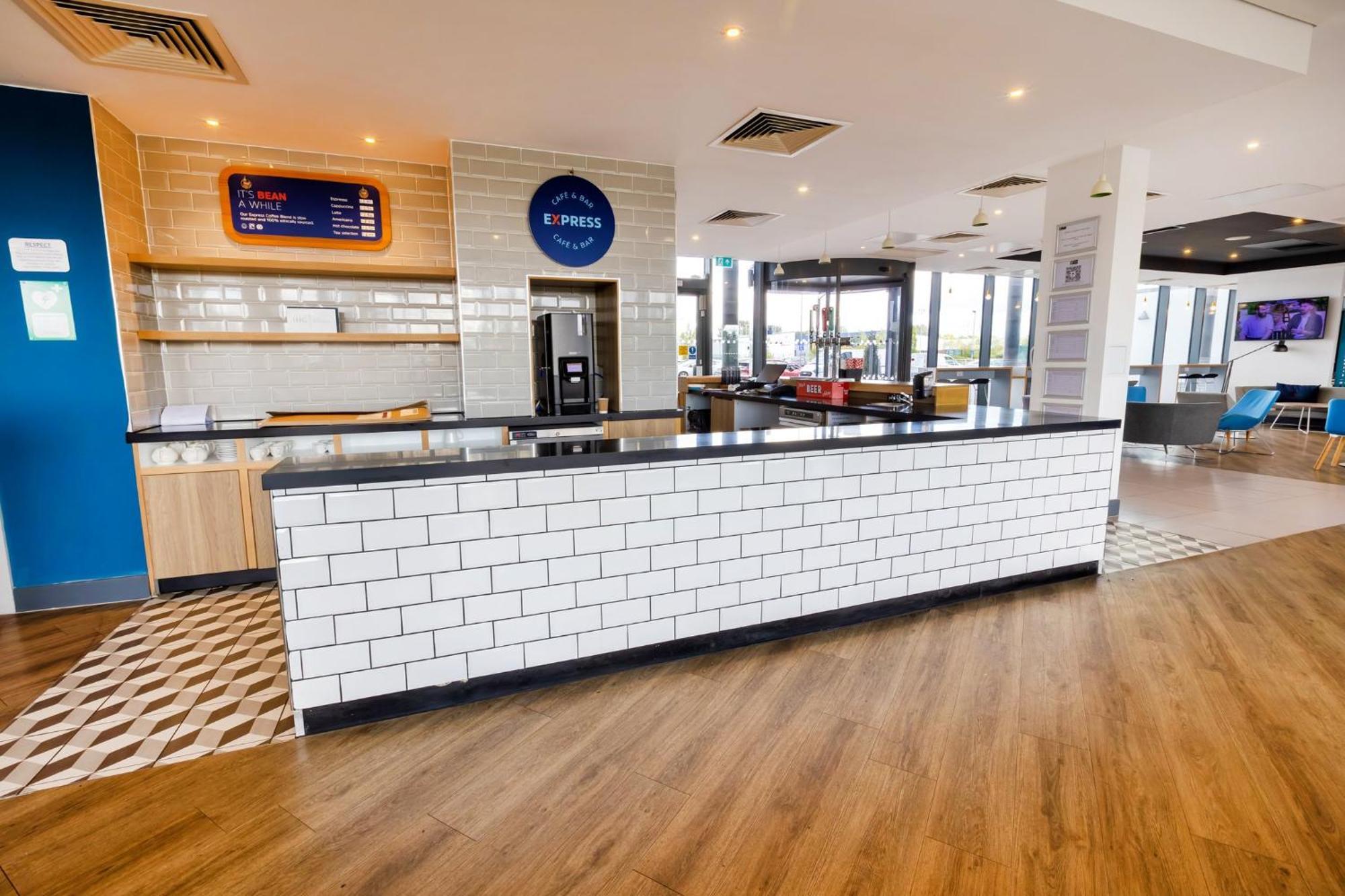 Holiday Inn Express - Manchester - Traffordcity By Ihg Urmston Exterior photo