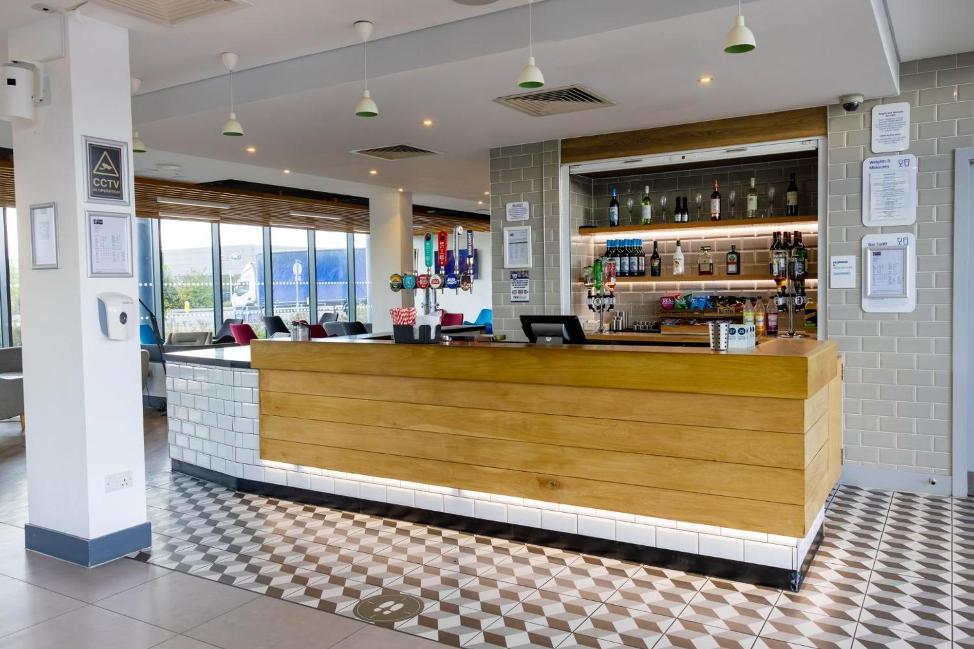 Holiday Inn Express - Manchester - Traffordcity By Ihg Urmston Exterior photo