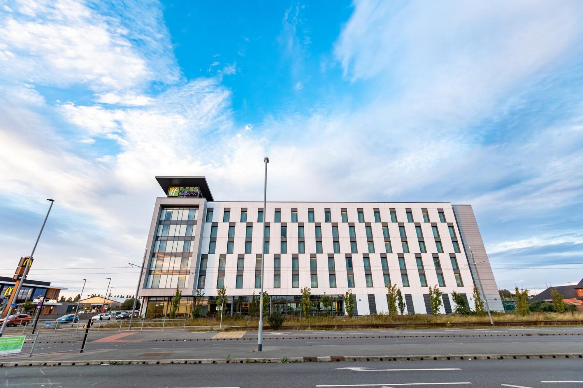 Holiday Inn Express - Manchester - Traffordcity By Ihg Urmston Exterior photo