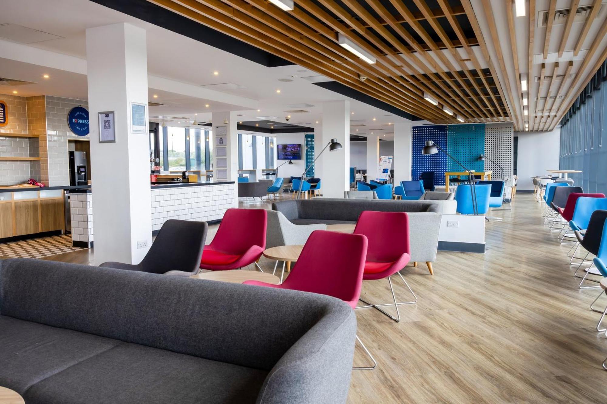 Holiday Inn Express - Manchester - Traffordcity By Ihg Urmston Exterior photo