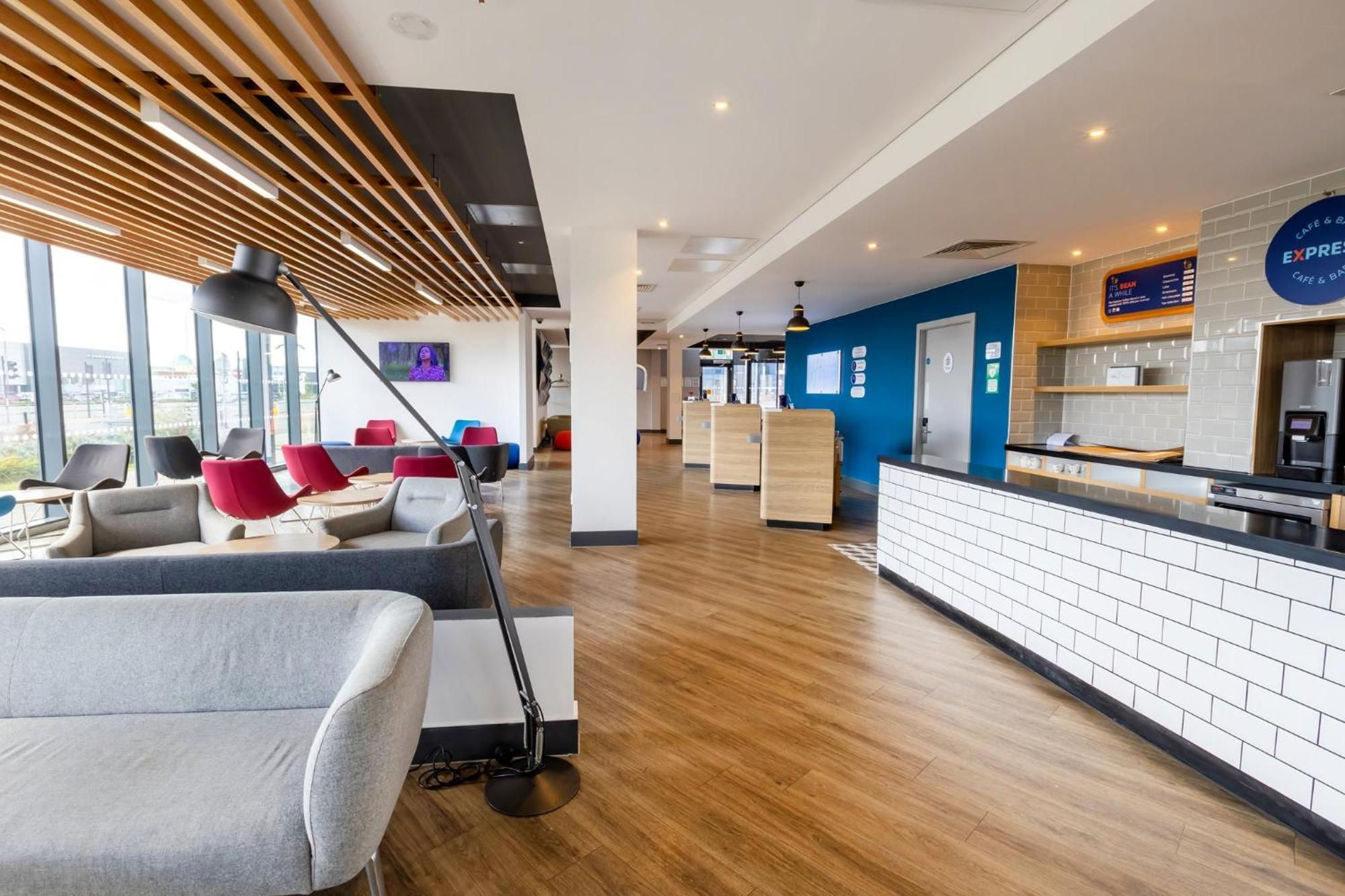 Holiday Inn Express - Manchester - Traffordcity By Ihg Urmston Exterior photo