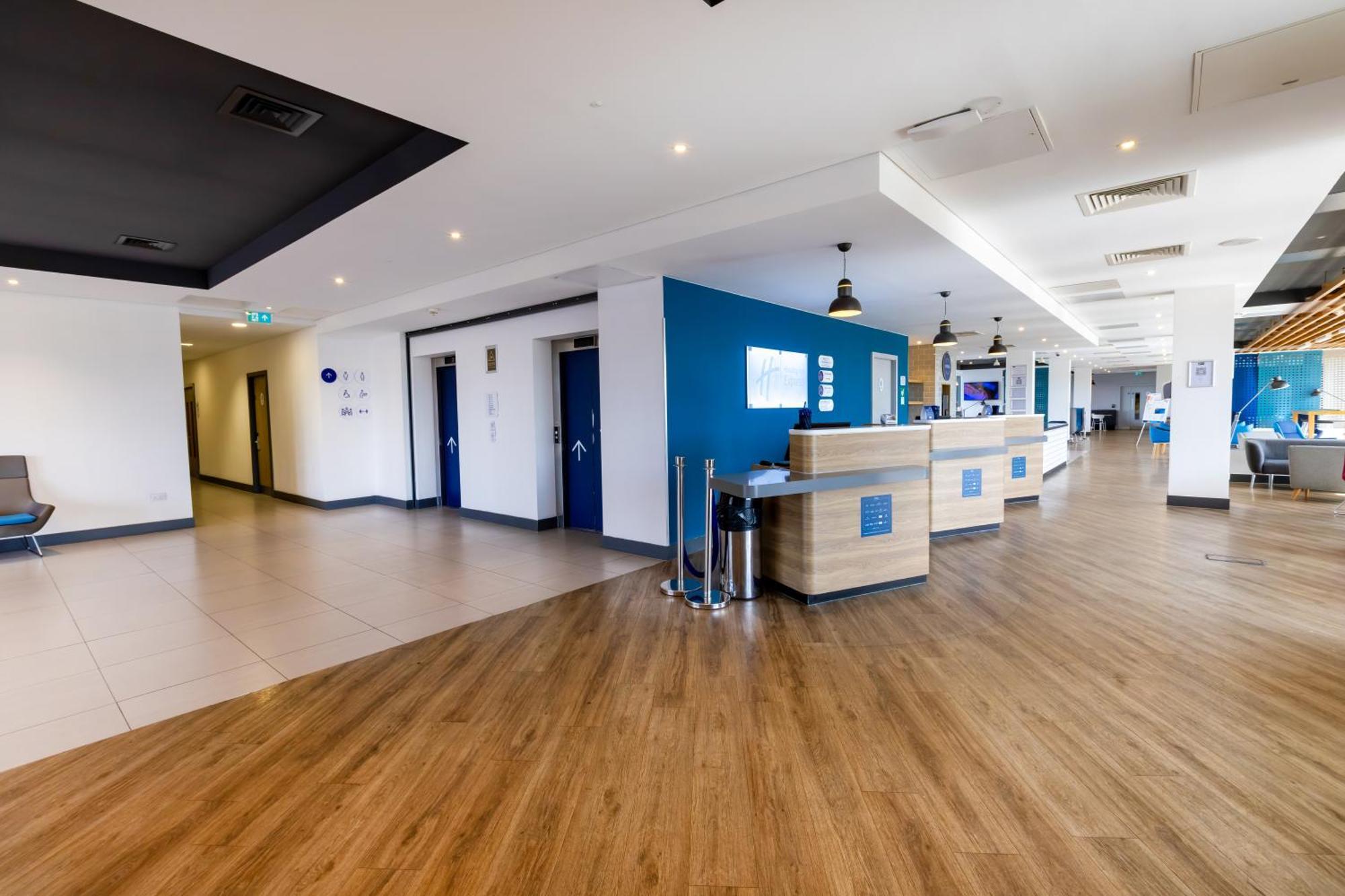 Holiday Inn Express - Manchester - Traffordcity By Ihg Urmston Exterior photo