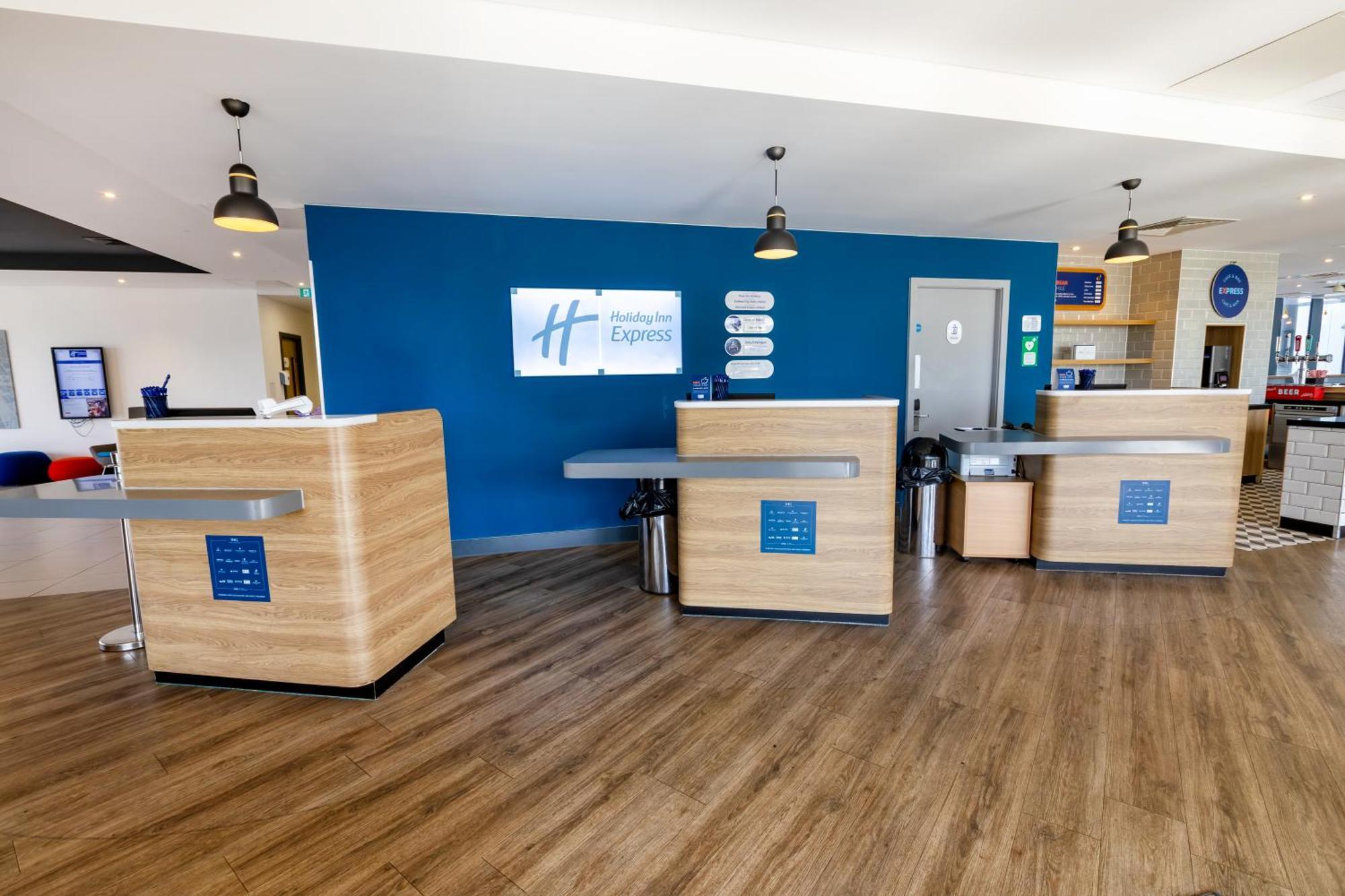 Holiday Inn Express - Manchester - Traffordcity By Ihg Urmston Exterior photo