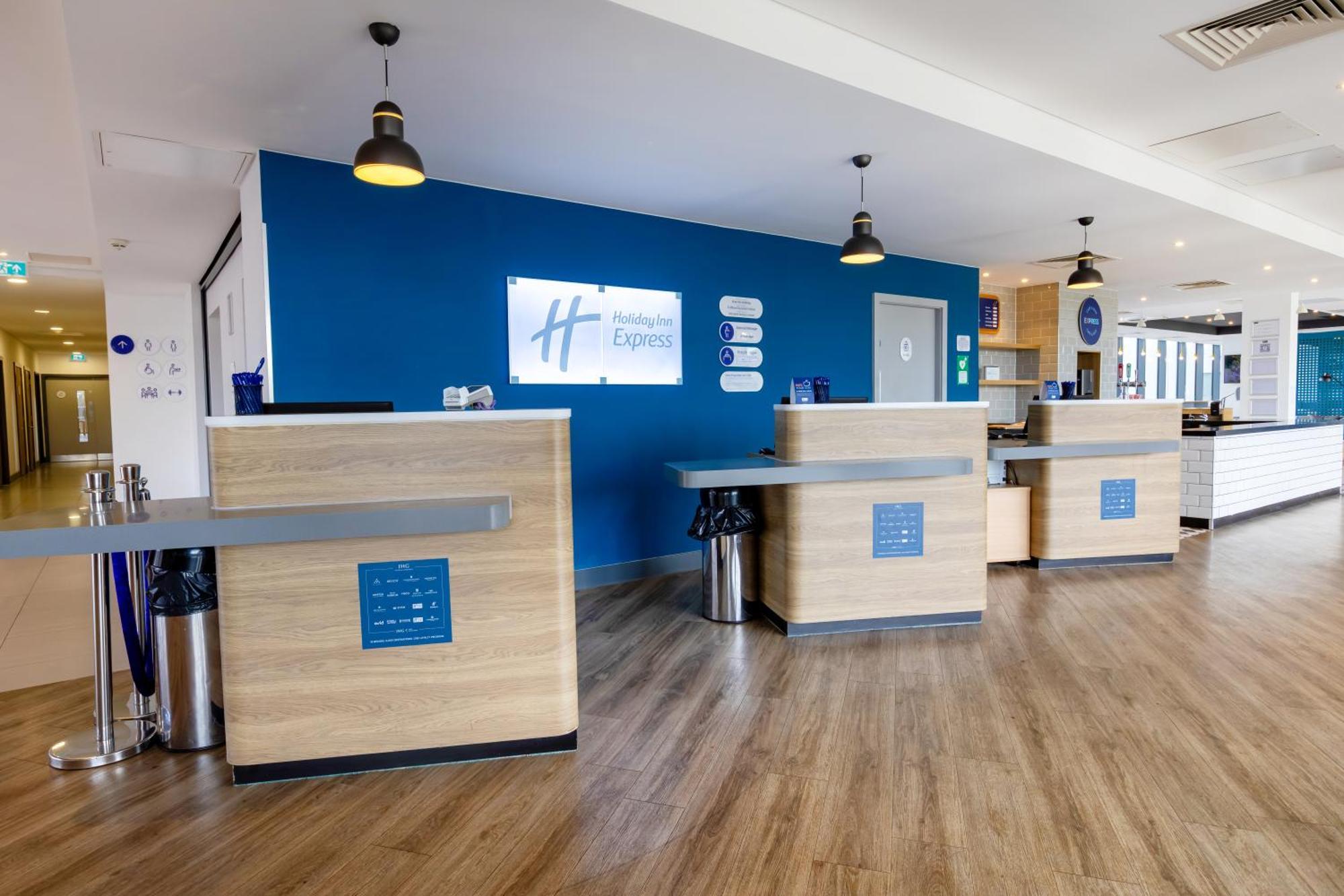 Holiday Inn Express - Manchester - Traffordcity By Ihg Urmston Exterior photo